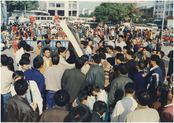 1992年，星港家居压路机碾压床垫 现场展示